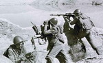 Советские солдаты ведут бой с душманами
